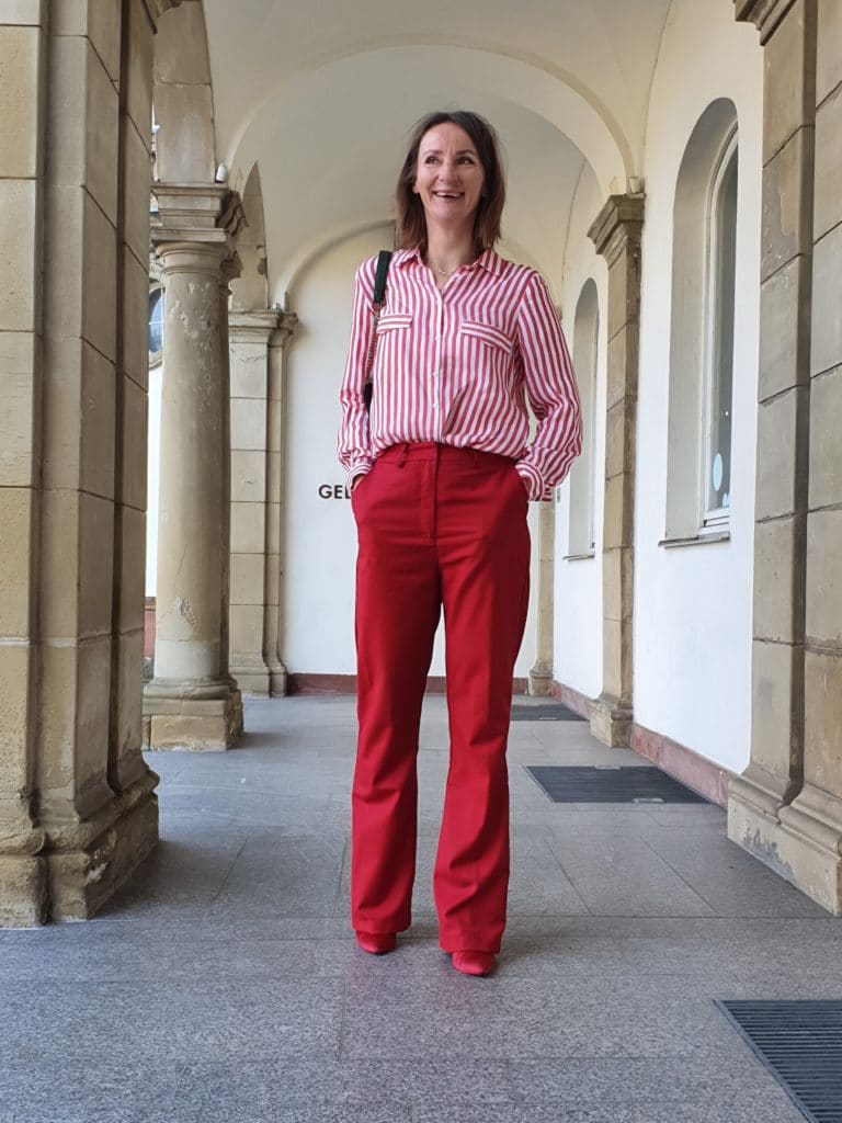 schoene_ostern-modetrends_2020-streifenbluse_rot_weiss-marlene-hose-mode-blog_ue50-oceanblue-style.jpg