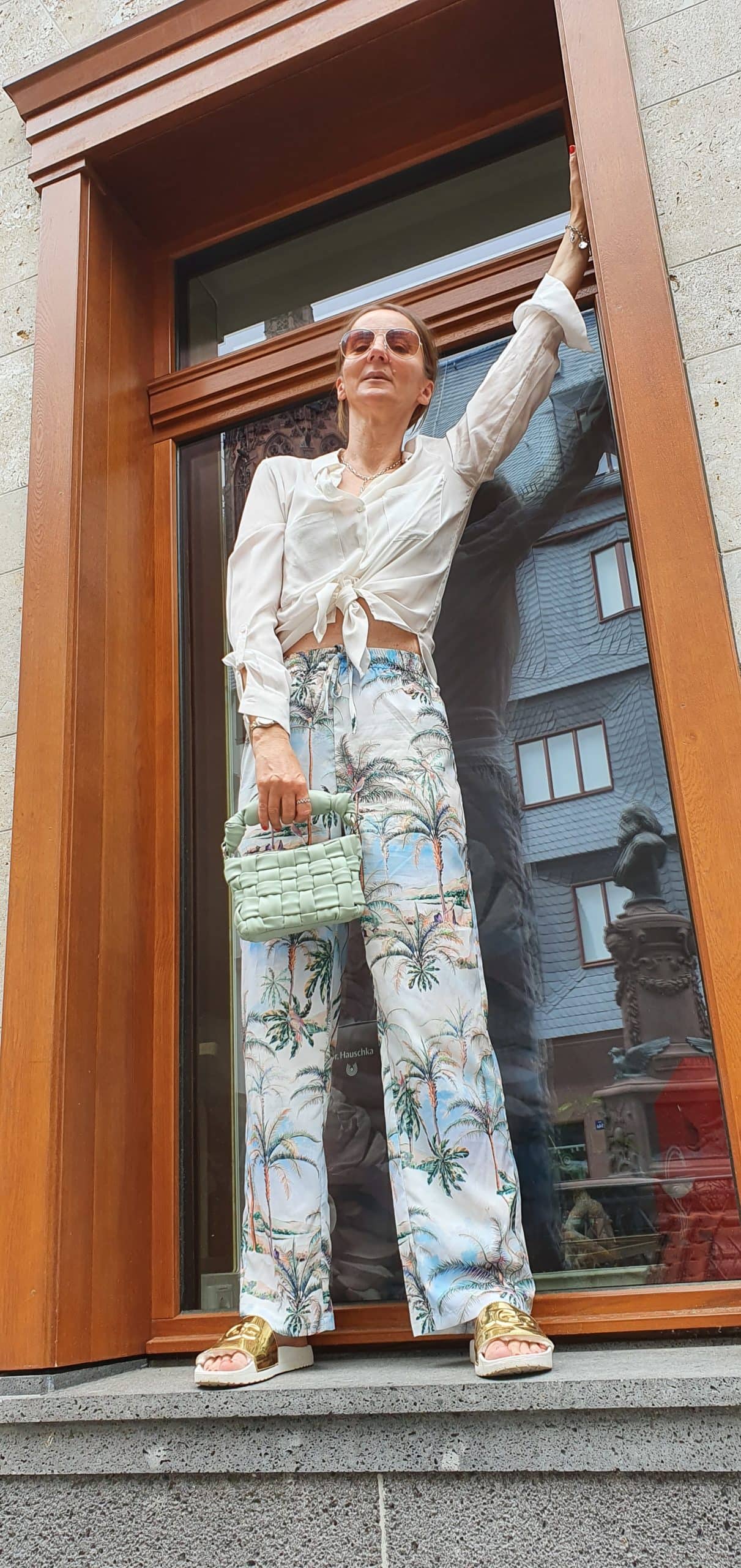 abhaengig_von_schoenheitsbehandlungen-dschungelprint-hose-mode-blog-ue50-oceanblue-style.jpg