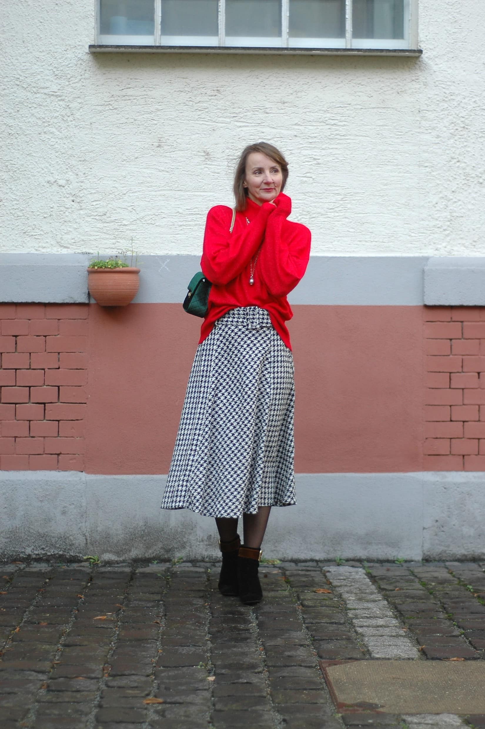 houndstooth_skirt_Hahnentrittmuster_kombinieren_rock-roter-rolli-mode-blog-ue50-oceanblue-style.jog