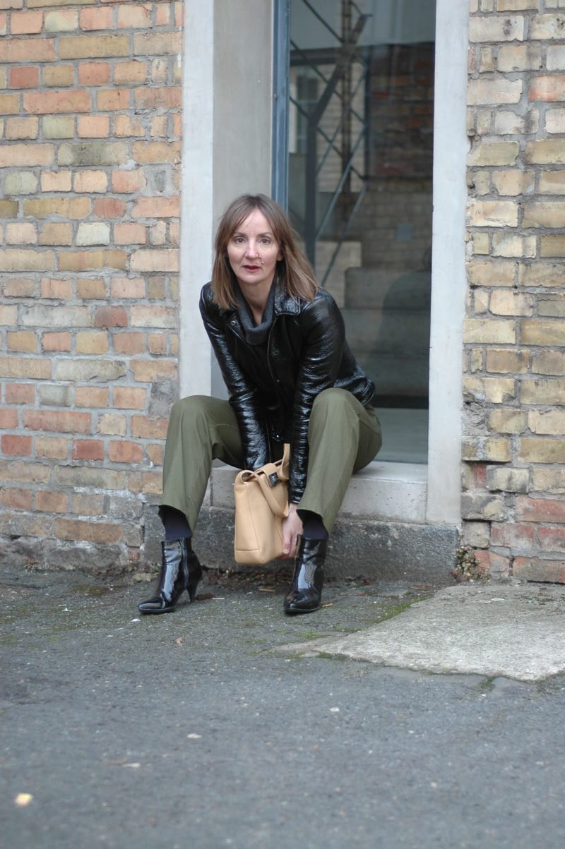 utility-chic_jacke_stiefeletten-lack-schwarz_kargo-hose-olive_tasche-beige_Mode-blog-ü50_Oceanblue-style