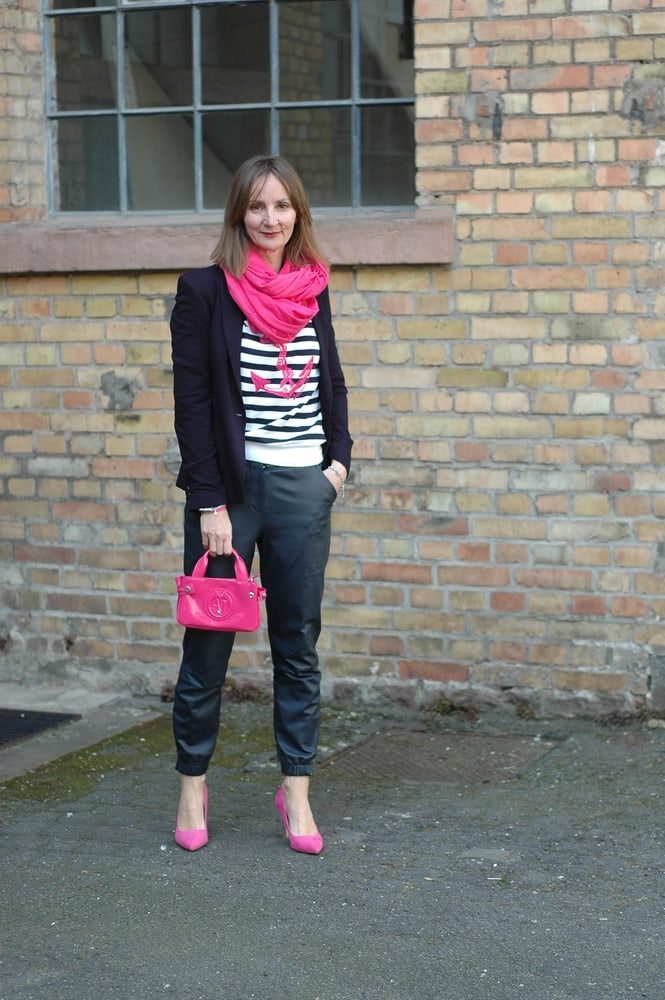 Streifenshirt_leder-hose_jogginghose_pumps-pink-blazer_armani-neon-tasche_mode-blog_ü50_oceanblue-style..jpg