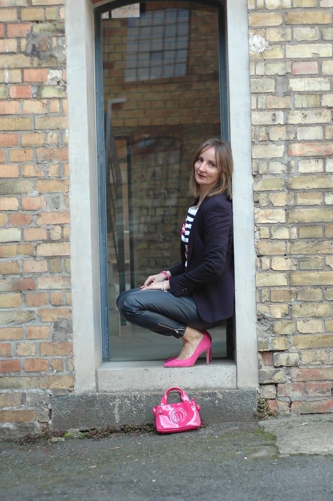 Streifenshirt_leder-hose_jogginghose_pumps-pink-blazer_armani-neon-tasche_mode-blog_ü50_oceanblue-style..jpg