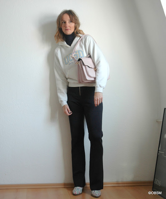 hoodie_stylen_weite_hose_blau_rollkragen_ballerinas_weiss_ankle-boots-schlangenprint_python_satchel-bag-rosa_modeblog_ue40_oceanblue-style.jpg