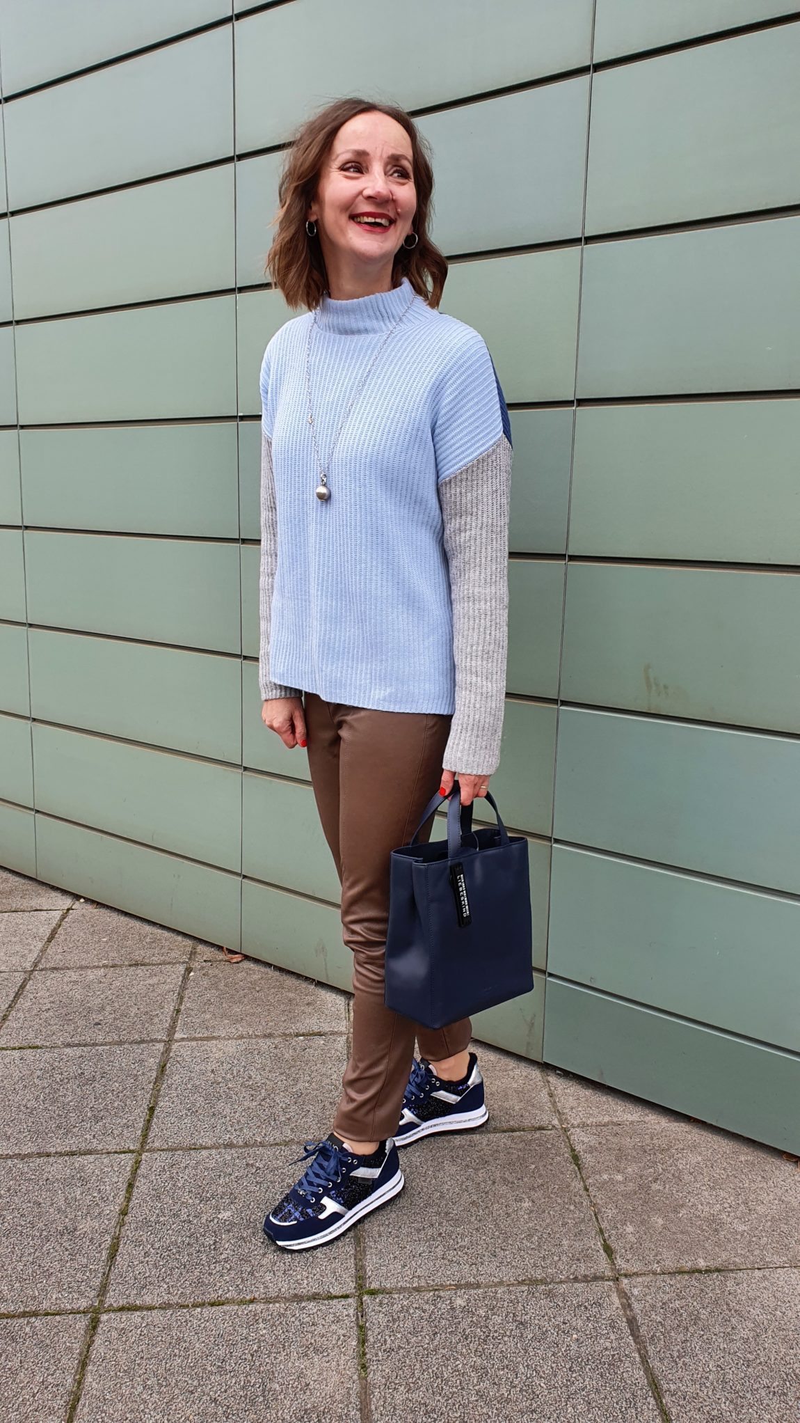 kaschmirpullover-damen-lederhose-ue50-blog-frankfurt-20-freuden-2020-oceanblue-style.jpg