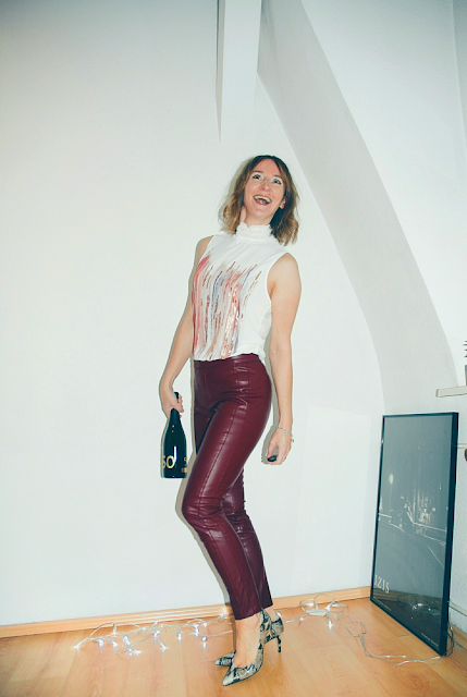 lederhose_weinrot_weisses_top_stehkragen_schlangenmuster_pumps_silvester-outfit_modeblog_oceanblue-style.jpg