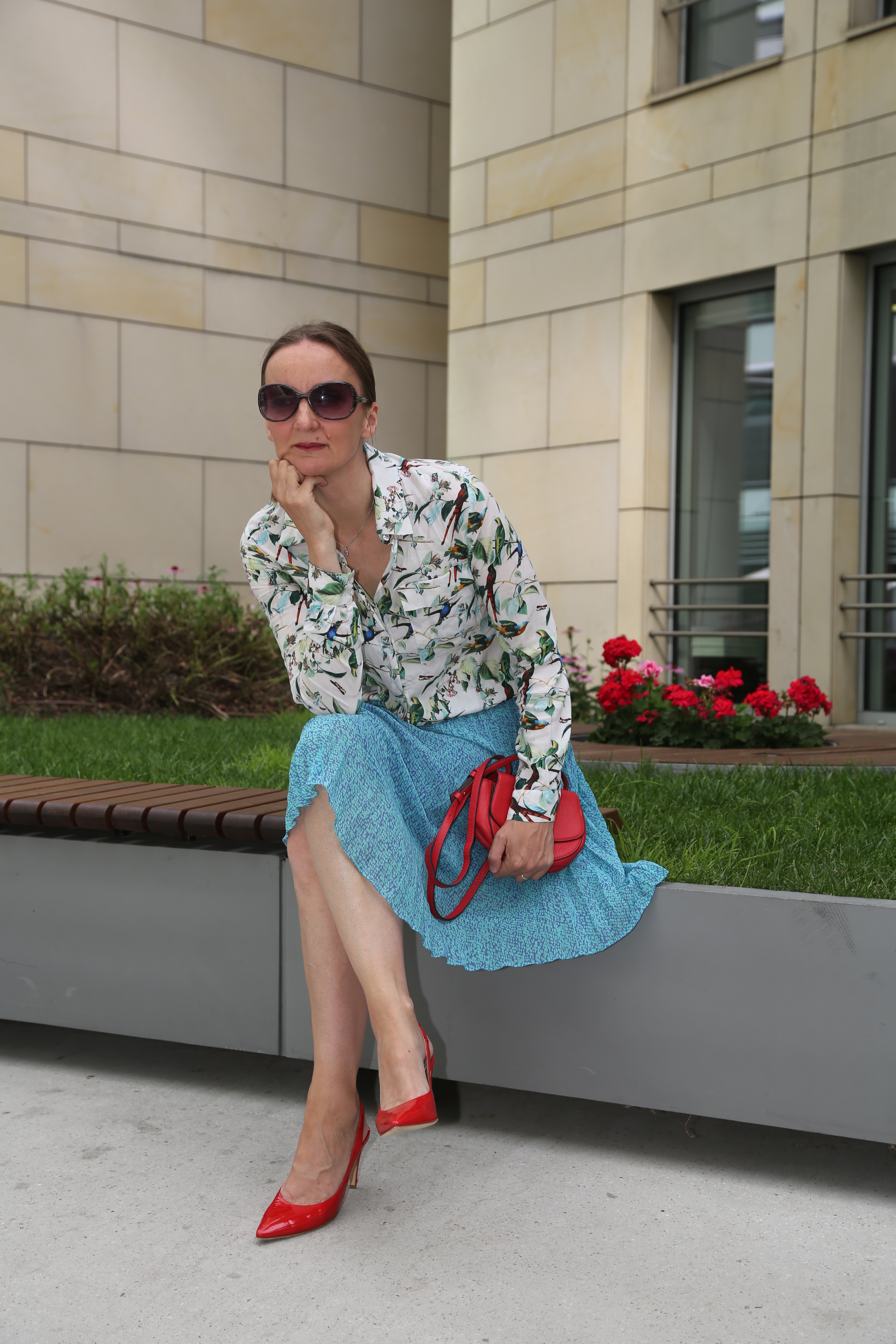 frauen-ue50-schuhtrend2024-slingbacks_pumps-halbhoch_rot_oceanblue-style_mode-blog-frau-ü40_frankfurt-blogger_modefluesterin (5)