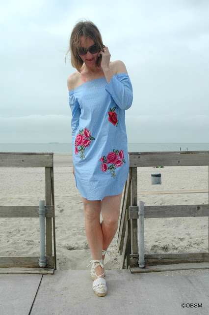 urlaubsvorbereitung_schulterfrei_strandkleid_oberteil_off